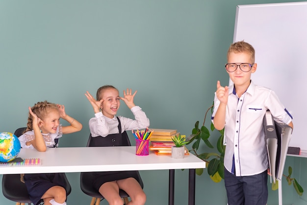 gelukkige schoolkinderen jongen en meisje studeren samen op school