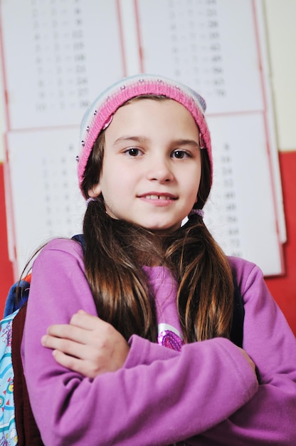 Foto gelukkige schoolmeisje portret op wiskunde klas