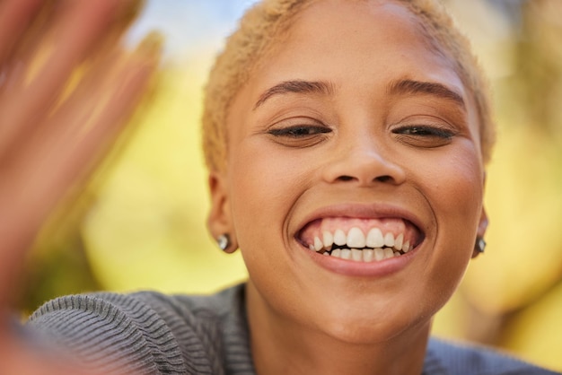 Foto gelukkige selfie en portret van vrouw met glimlach buiten in de natuur met positieve mindset geluksfoto en meisjesmodel uit mexico met vrijheid, energie en avontuur op reis, vakantie of vakantie