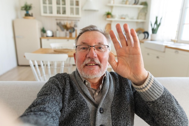 Gelukkige senior man van middelbare leeftijd praat tijdens een videogesprek met vriendenfamilie die volwassen oude senior grand lachen