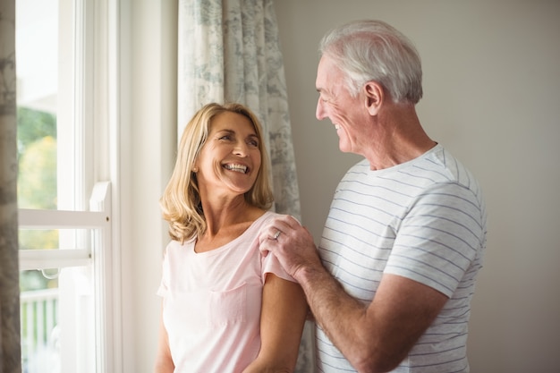 Gelukkige senior paar interactie met elkaar