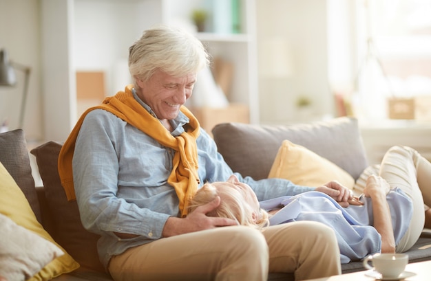 Gelukkige Senior paar liggend op de Bank