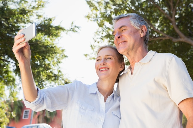 Gelukkige senior paar poseren voor een selfie