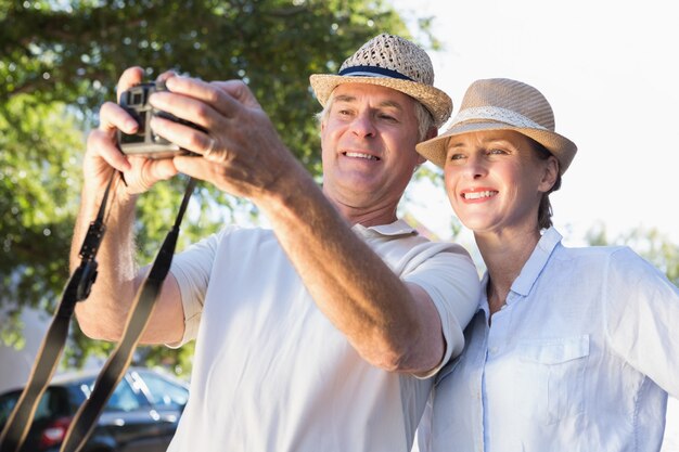 Foto gelukkige senior paar poseren voor een selfie