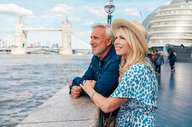 Foto gelukkige senioren die samen tijd doorbrengen in londen.