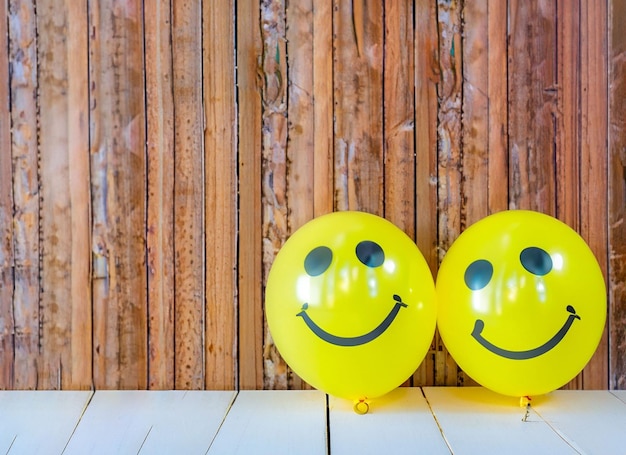 Foto gelukkige smileydagkoekjes en ballonnen