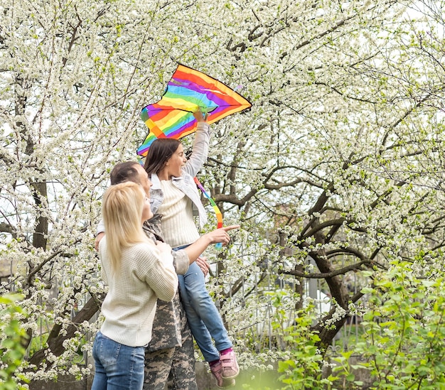 Gelukkige soldaat met familie in het park.