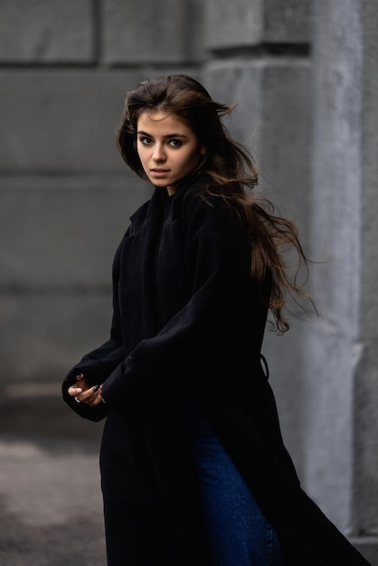 Gelukkige stijlvolle en elegante vrouw op een straat dynamisch portret