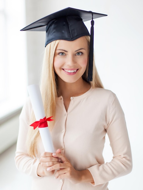 gelukkige student in afstudeerpet met certificaat