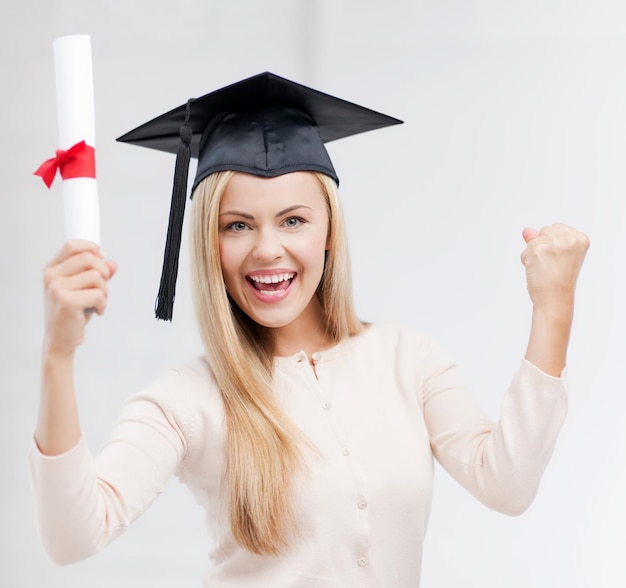 gelukkige student in afstudeerpet met certificaat