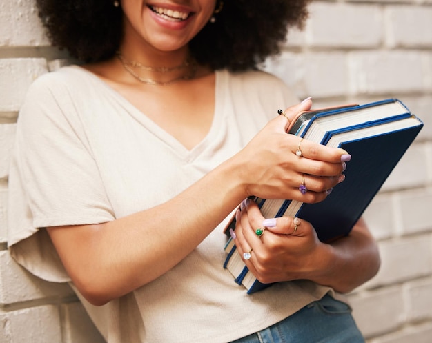 Gelukkige student met boeken over universiteitscampusbeurs voor onderwijs op school en glimlach om te leren bij bibliotheek Afrikaans meisje dat rechten studeert en onderzoek doet en motivatie voor toekomstige carrière
