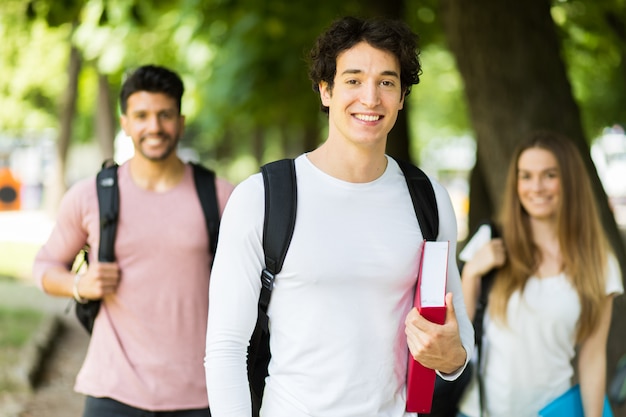 Gelukkige studenten buiten glimlachen