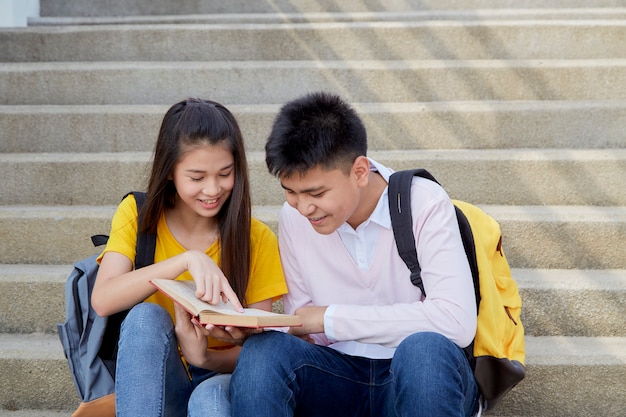 Gelukkige studenten buiten met boeken