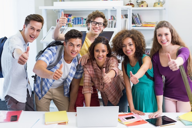 Gelukkige studenten die aan laptop samenwerken