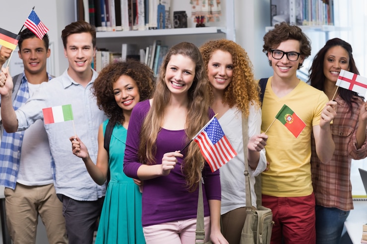 Foto gelukkige studenten die internationale vlaggen golven
