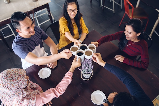 Gelukkige studenten met een kopje koffie