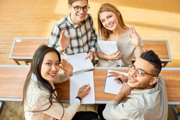 Gelukkige studenten zwaaien op Camera