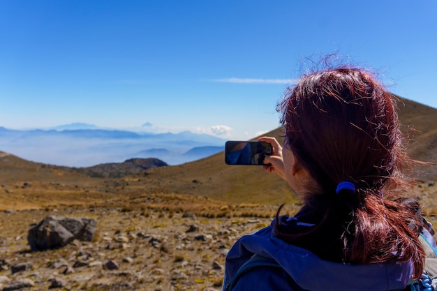 Foto gelukkige toerist die foto maakt op de vulkaan nevado de toluca