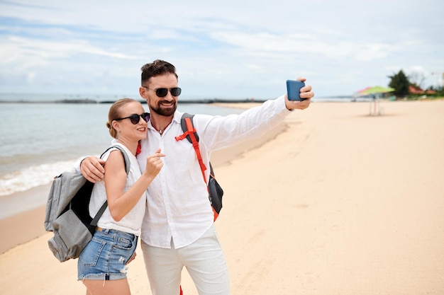 Gelukkige toeristen die selfie nemen