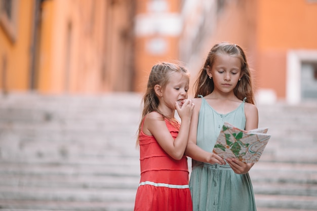 Gelukkige toodler-kinderen genieten van een italiaanse vakantievakantie in europa.