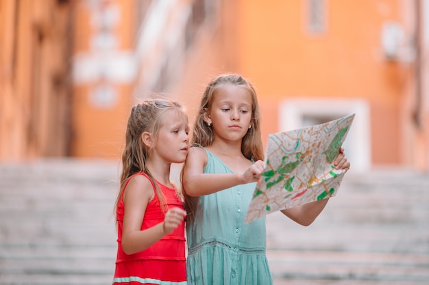 Gelukkige toodler-kinderen genieten van een Italiaanse vakantievakantie in Europa.