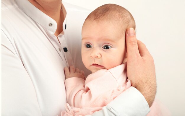 Gelukkige vader die haar babymeisje houdt