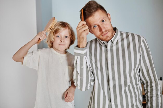 Gelukkige vader die voor zoon zorgt