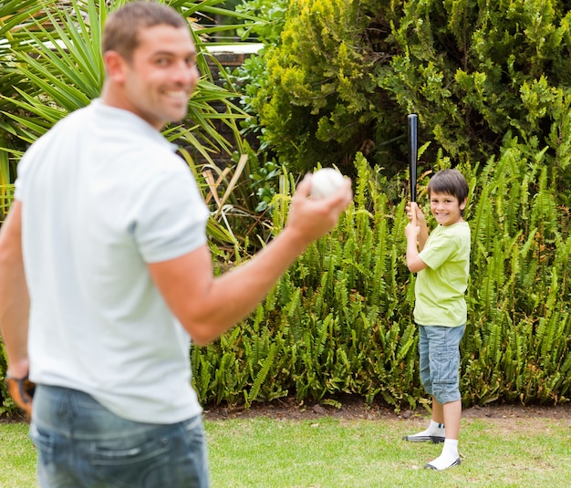 Gelukkige vader en zijn zoon die honkbal spelen