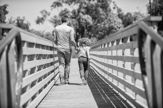 Gelukkige vader en zoon die plezier hebben buiten familie waarde jeugd en ouderschap