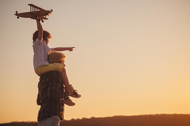 Gelukkige vader en zoon op weide in de zomer Gelukkige liefdevolle familie