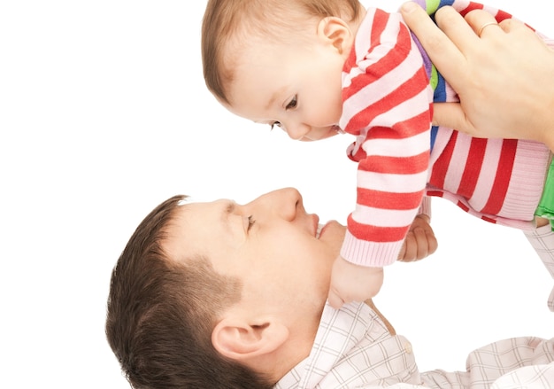 gelukkige vader met schattige baby (focus op man)