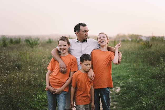 Gelukkige Vaderdag Vader met zoon lopen in het veld Vader knuffelt jongen Het concept van vaderdagrelaties met zorg en liefde voor kinderen