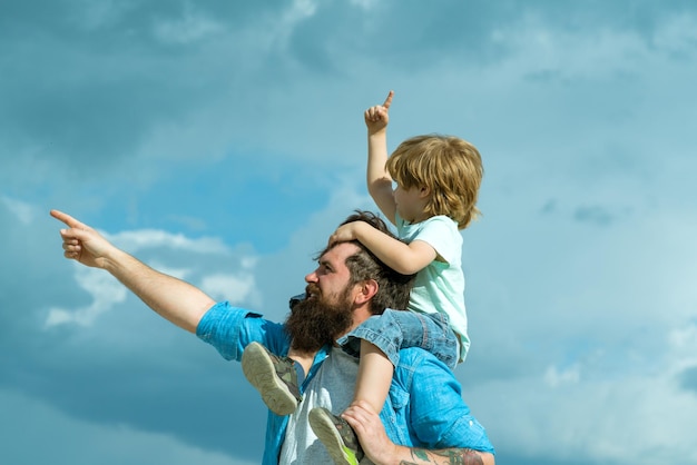 Gelukkige vaders dag vader en zoon spelen op hemelachtergrond