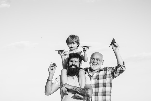 Gelukkige vadersdag Gelukkige drie generaties mannen hebben plezier en glimlachen op de blauwe hemelachtergrond Grandfa