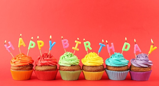 Gelukkige verjaardag cupcakes op rode achtergrond