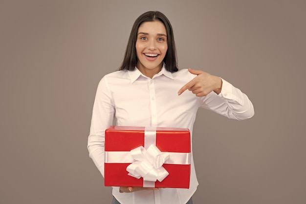 Gelukkige verjaardag vrouw met geschenkdoos met lint studio portret over grijze achtergrond