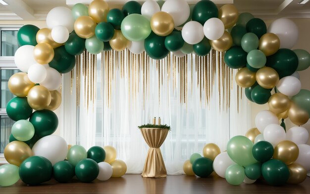 Foto gelukkige verjaardagsviering achtergrond met groene witte en gouden ballonnen met gordijnen