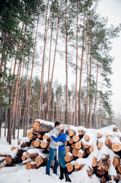 gelukkige verliefde paar omarmen in besneeuwde winter koud bos, kopie ruimte, Nieuwjaar feestviering, vakantie en vakantie, reizen, liefde en relaties