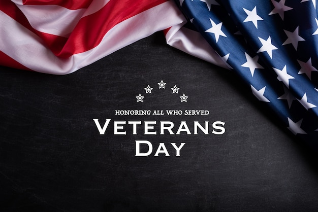Gelukkige veteranendag. Amerikaanse vlaggen met de tekst tegen schoolbordachtergrond