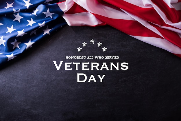 Gelukkige veteranendag. Amerikaanse vlaggen tegen een bordachtergrond.