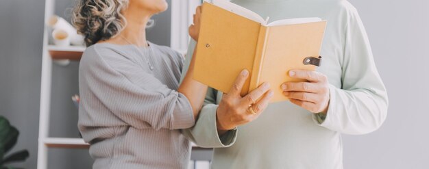 Foto gelukkige volwassen echtpaar met een laptop thuis