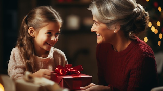 Foto gelukkige volwassen grootouders met een geschenkdoos met een geschenk van hun kleinkind.