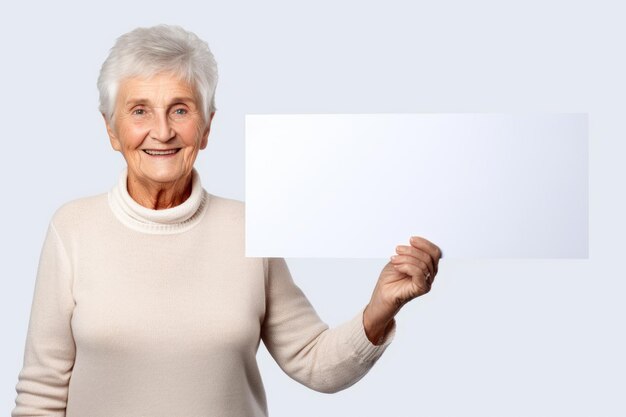 Gelukkige volwassen oudere vrouw met een blanke witte banner teken geïsoleerd studio portret