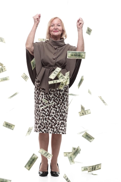 Gelukkige volwassen vrouw die in de regen van dollarbiljetten staat