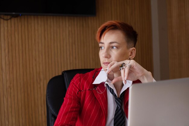 Foto gelukkige volwassen zakenvrouw ondernemer op kantoor met laptop op het werk