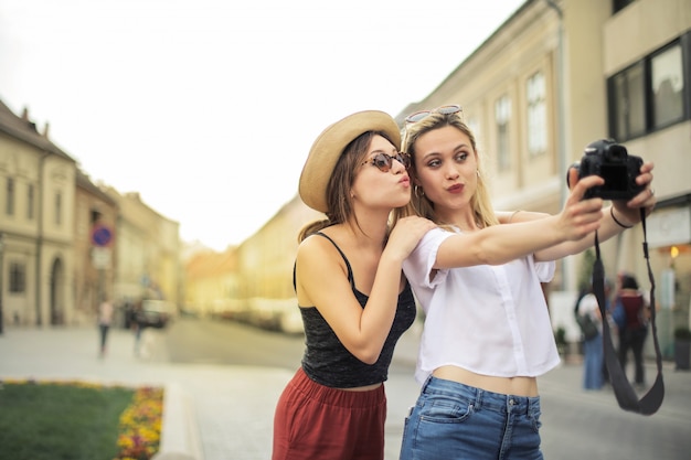 Gelukkige vrienden die een selfie nemen