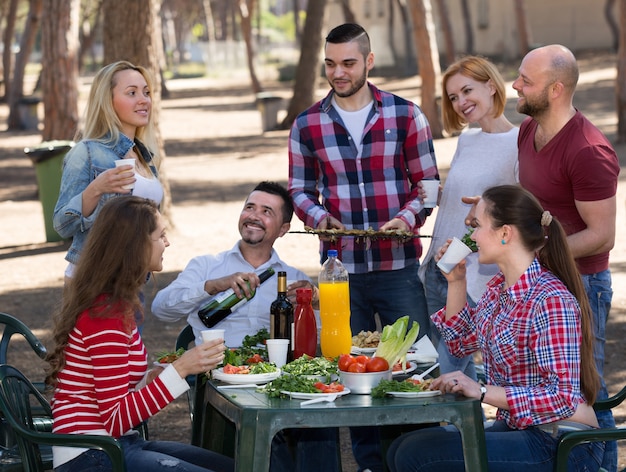 Gelukkige vrienden die grill maken