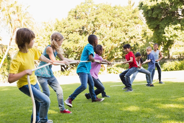 Gelukkige vrienden die in het park spelen