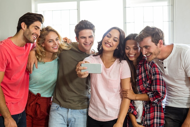 Gelukkige vrienden die selfie thuis nemen