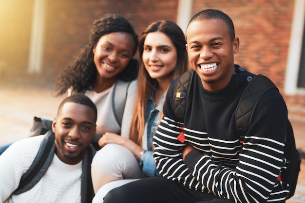 Gelukkige vrienden diversiteit en portret van studenten op de universiteit samen voor het leren van onderwijs of teamwerk Gezicht glimlach of groep mensen op de universiteitscampus buiten met de armen gekruist voor vertrouwen